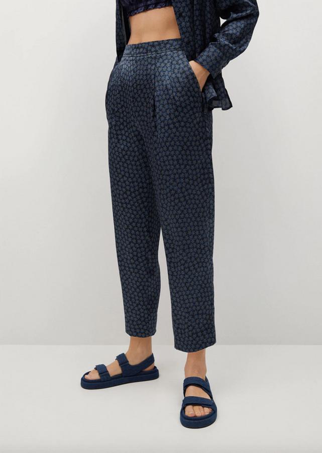 Diseño estampado para estos pantalones satinados de Mango con detalle de pinzas en el frontal, tiro alto y diseño recto. Llegará a la web entre las tallas XS y XL y tiene un precio de 29,99 euros.