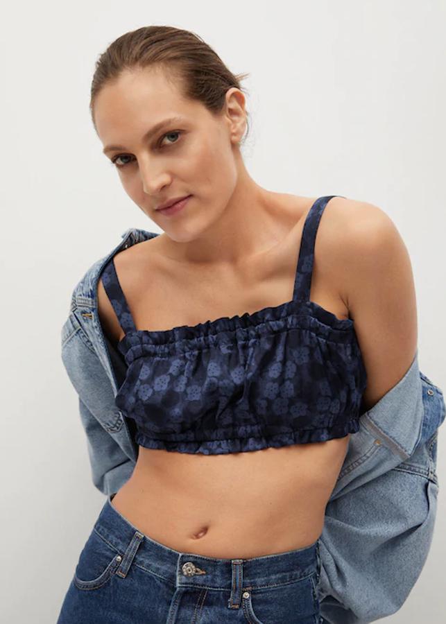 En tejido fluido y diseño estampado en marino y azul algo más claro, este top crop de Mango con detalles fruncidos y escote recto viene con tirantes finos a tono. Cuesta 19,99 euros y está disponible entre las tallas XS y XL.