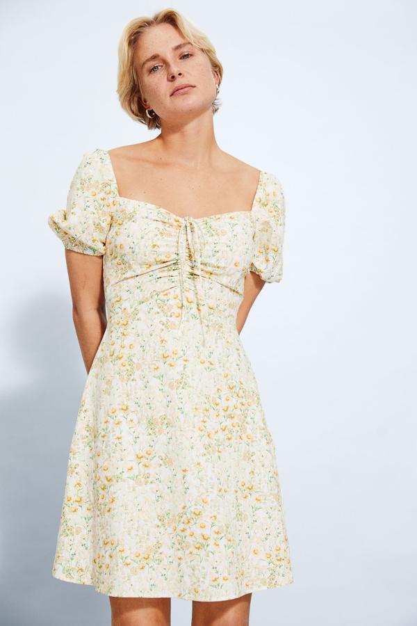 De venta exclusiva en la web de la firma, este vestido corto en lino vaporoso y algodón con escote corazón y cordón de ajuste con lazada viene con mangas cortas abullonadas, corte a la cintura y falda con ligero vuelo. Cuesta 14,99 euros y podemos encontrarlo entre las tallas 32 y 50.