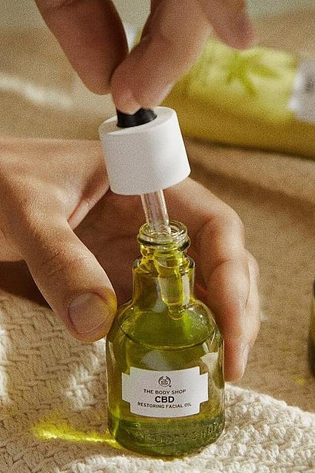 Restoring Facial Oil CBD en The Body Shop, 28 euros/30ml.