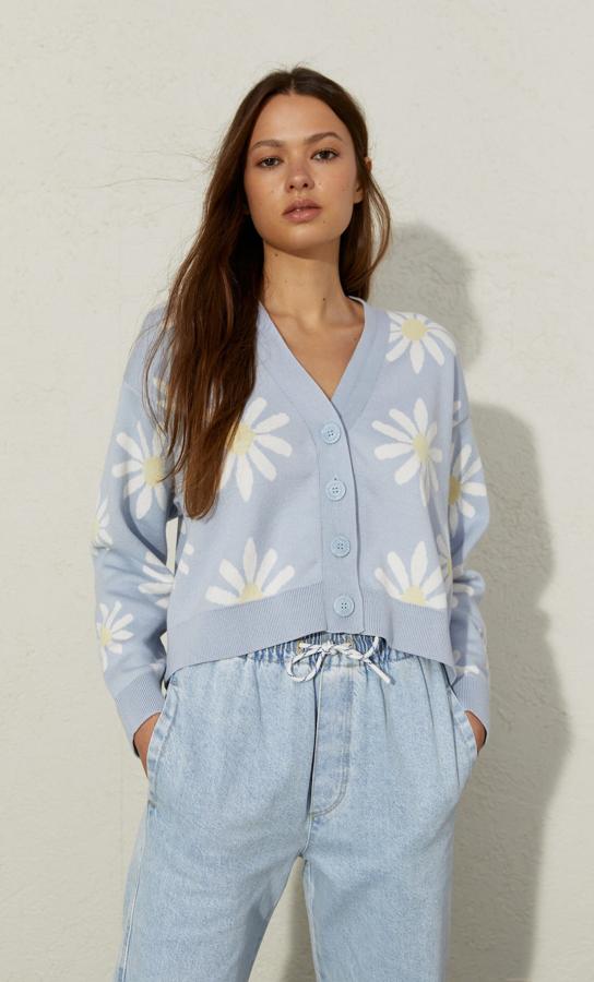 Cárdigan azul claro de corte oversized (25,99 euros).