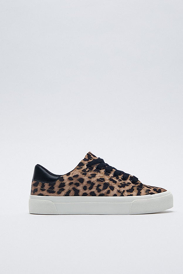 Preciosas zapatillas con el clásico estampado de leopardo marrón, de H&M.