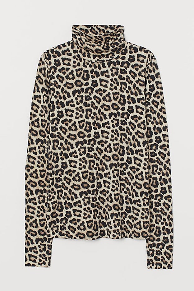 Jersey de cuello alto con estampado de leopardo claro, de H&M.