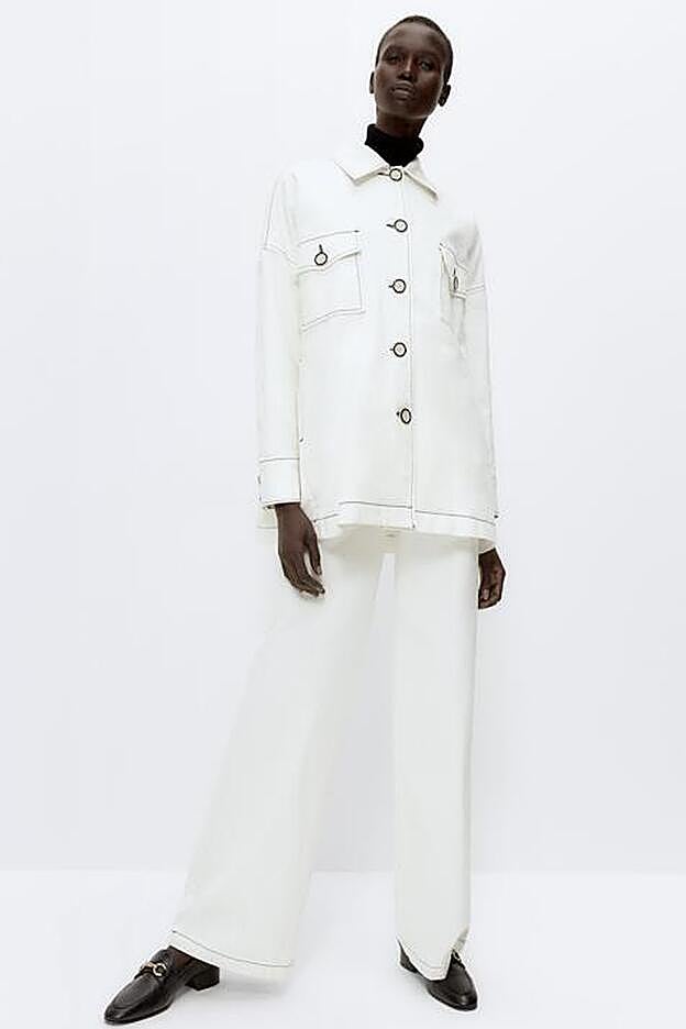 Cazadora denim pespuntes (129 euros). Pantalón denim pespuntes (79 euros). Todo de lo nuevo de Uterqüe.