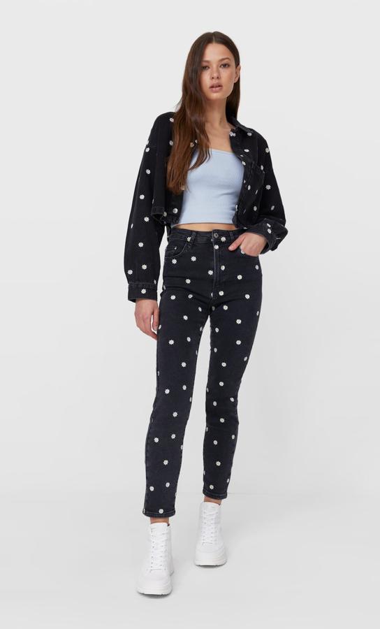 Panalónes vaqueros negros de corte mom slim (29,99 euros).