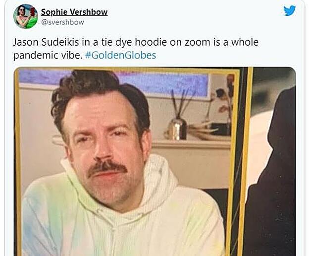 Jason Sudeikis, ganando un Globo de Oro por la serie Ted Lasso.