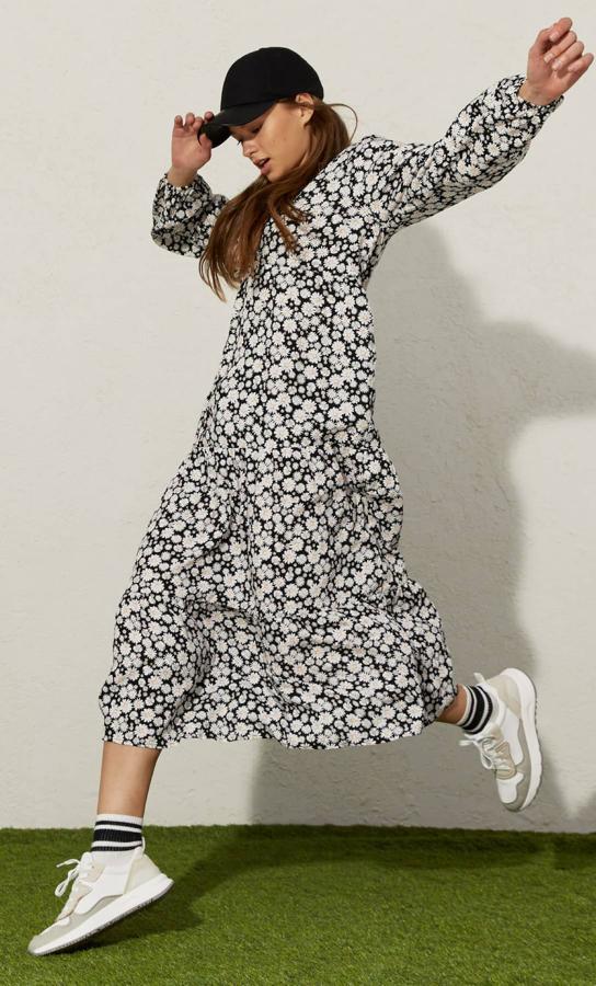 Vestido midi con escote en pico (25,99 euros).