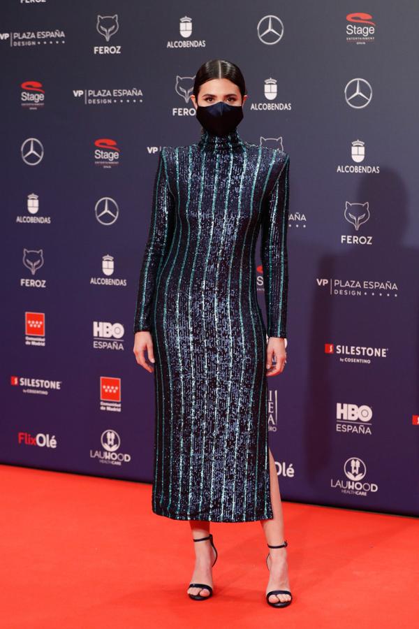 La actriz Loreto Mauleón con un vestido de lentejuelas de Koahari y joyas de Joys.