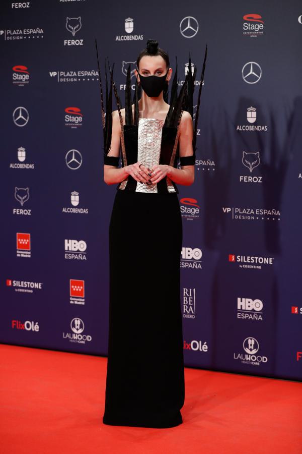 La actriz Milena Smit con un original vestido negro de Jean Paul Gaultier.