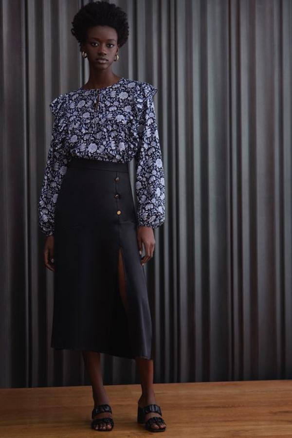 Esta blusa estampada con volante y mangas con volumen cuesta 9.99 euros en Lefties.