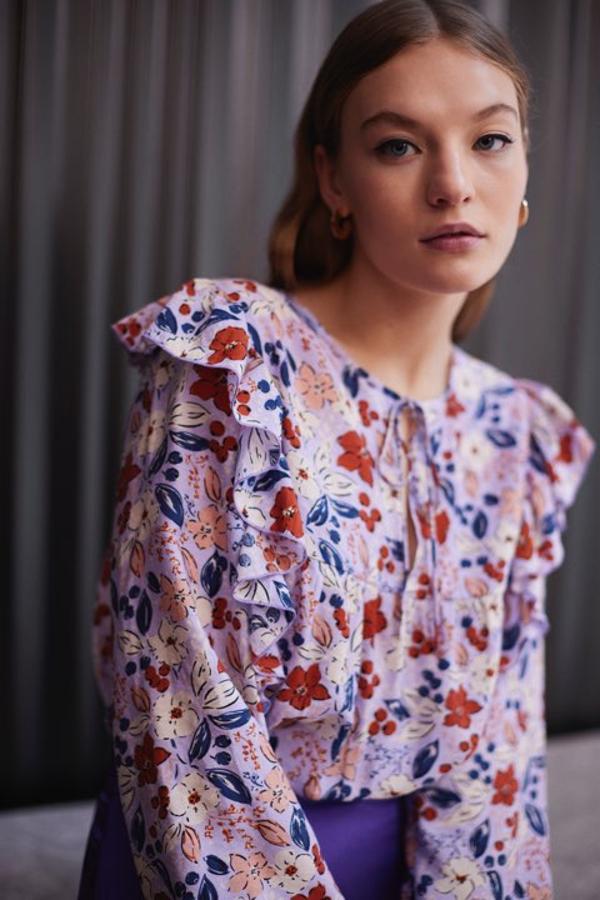 Perfecta para poner un toque muy alegre y primaveral a tus looks de temporada, esta blusa estampada de flores con volante en las hombreras cuesta 9.99 euros en Lefties.