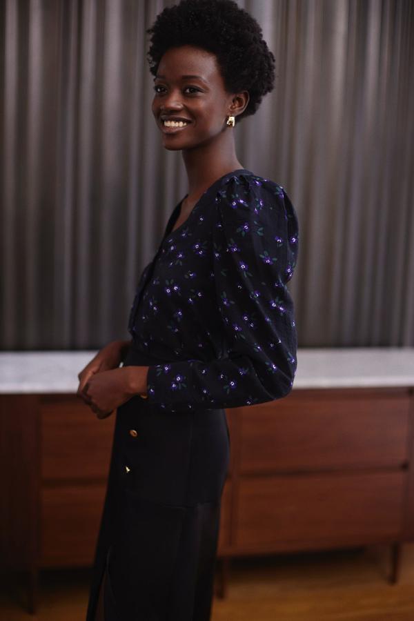 Una de nuestras favoritas de la nueva colección de primavera de Lefties es esta blusa abotonada con mangas farol con volumen y delicado estampado de flores. Cuesta 12.99 euros.