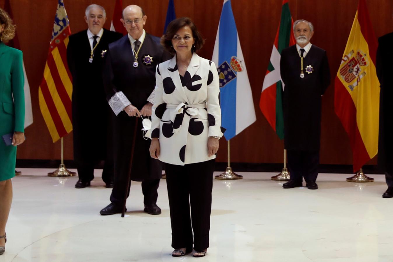 Para el 40 aniversario del Tribunal Constitucional, Carmen Calvo consiguió uno de sus mejores looks gracias a  esta blazer de lunares XL de Sfera .