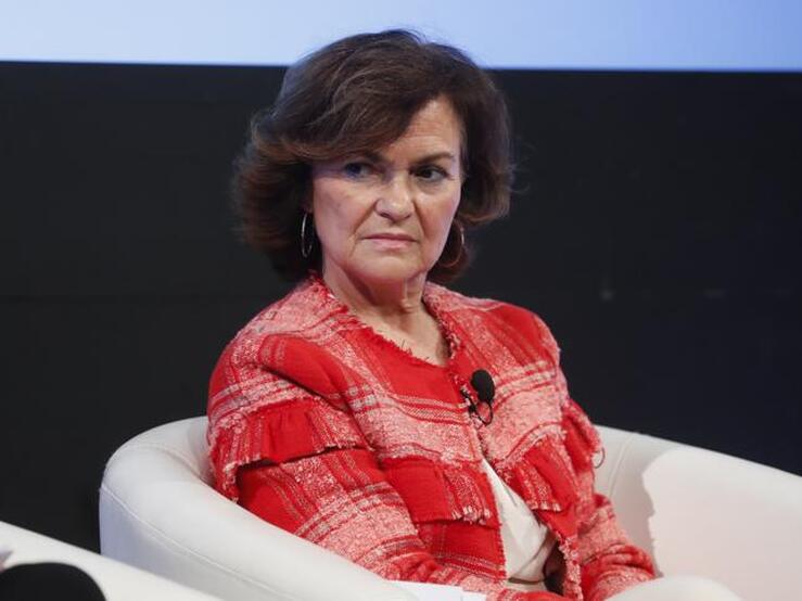 Fotos: De la falda midi de Mango a la blazer Zara: Los looks low cost de Carmen Calvo que demuestran que es una de nuestras políticas más elegantes