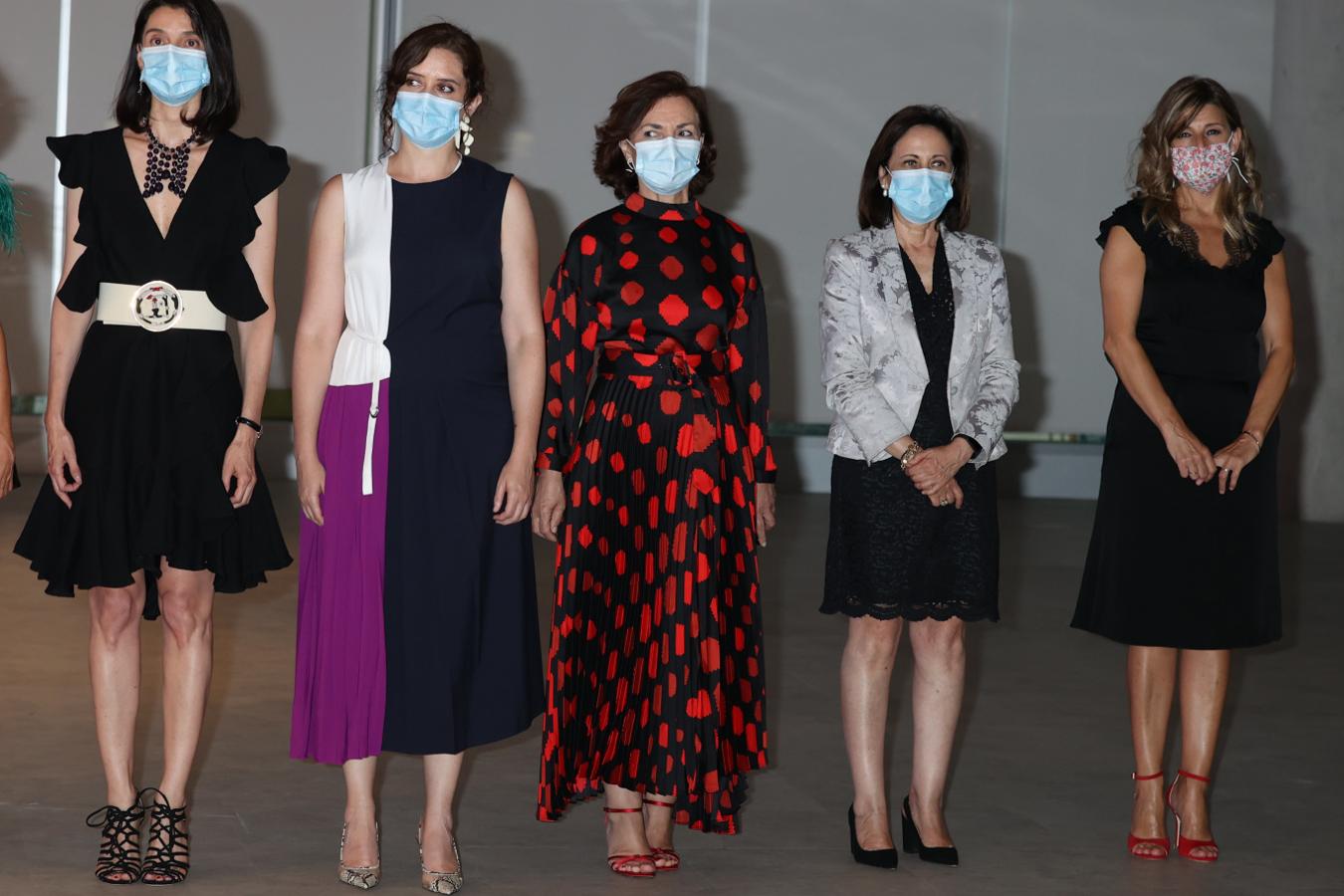 Para los Premios Mariano de Cavia, Carmen Calvo deslumbró con un vestido negro con lunares rojos de Sfera.