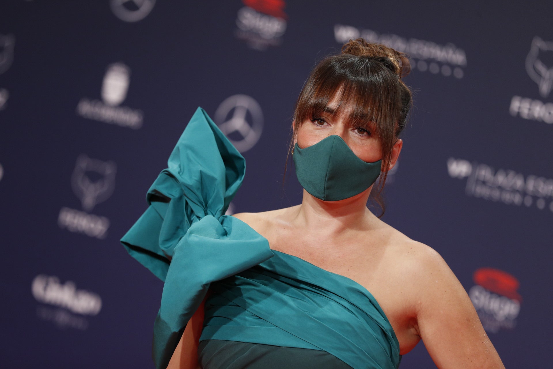 En una versión más larga, Candela Peña ha llevado un flequillo que sobrepasa las cejas junto a un recogido muy favorecedor.