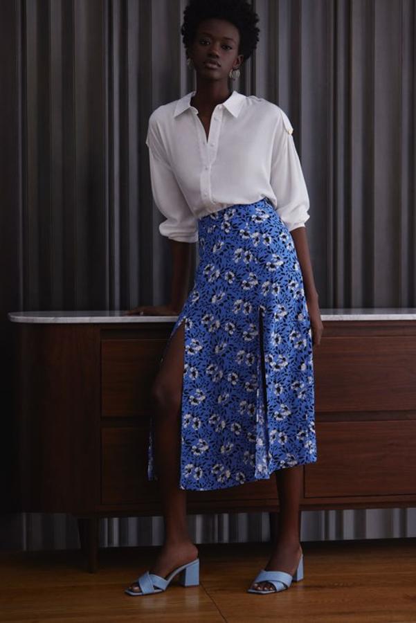 Las faldas midi se han convertido en una e las prendas estrella de nuestro armario. Esta con aberturas será nuestra favorita de la primavera por su favorecedor tono azul salpicado de grandes flores en blanco. Cuesta 12.99 euros en Lefties y nos encanta cómo queda con camisa blanca.