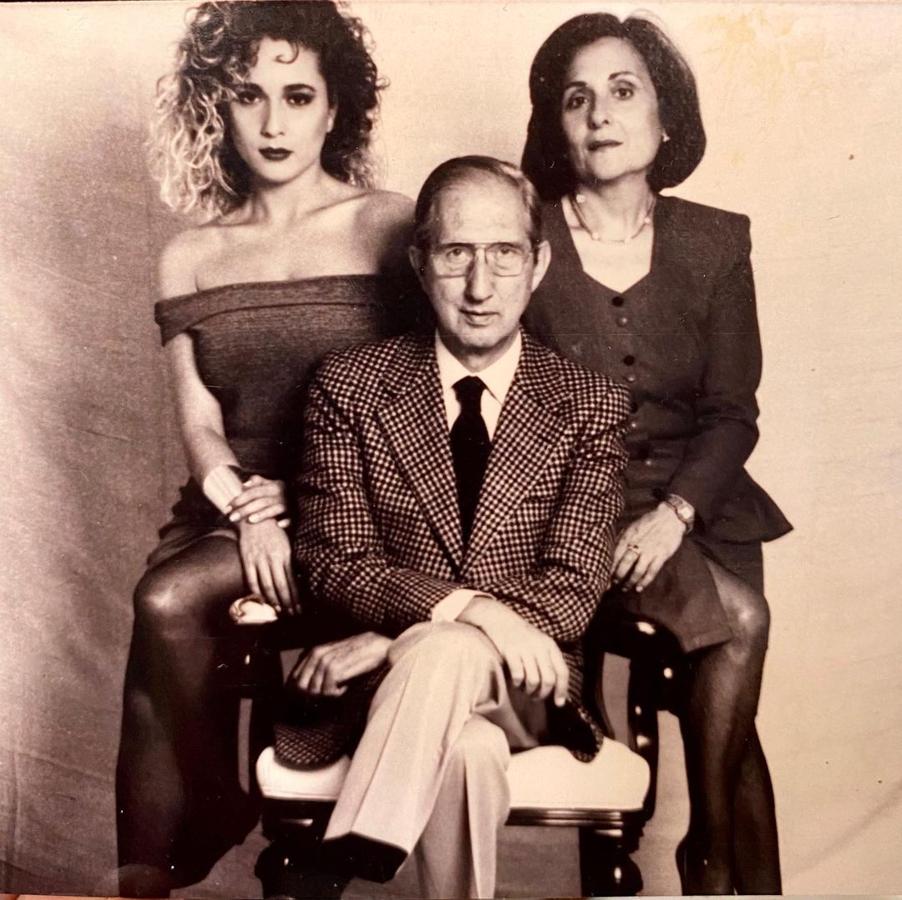 Desde pequeña estuvo rodeada de artistas y su padrino fue el tenor y profesor de canto Alfredo Kraus.​ A la edad de 13 años ya componía canciones. Varios de esos temas los dedicaba a la Virgen de su colegio. Marta era una niña muy risueña y le encantaba jugar con muñezcas.