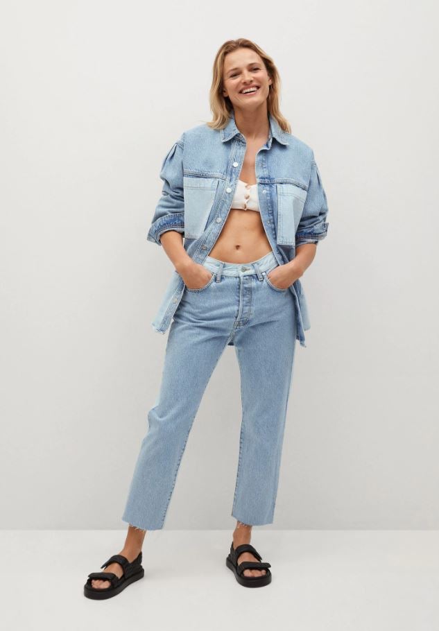 Estos vaqueros rectos son cómodos, sientan de maravilla a cualquier silueta y, además, son súper originales por su acabado de dénim combinado. Cuestan 29.99 euros en Mango.