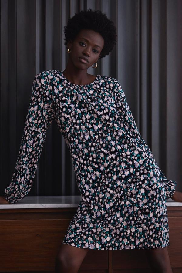 El microplisado de este vestido de flores de Lefties (12.99 euros) es cómodo y muy favorecedor.