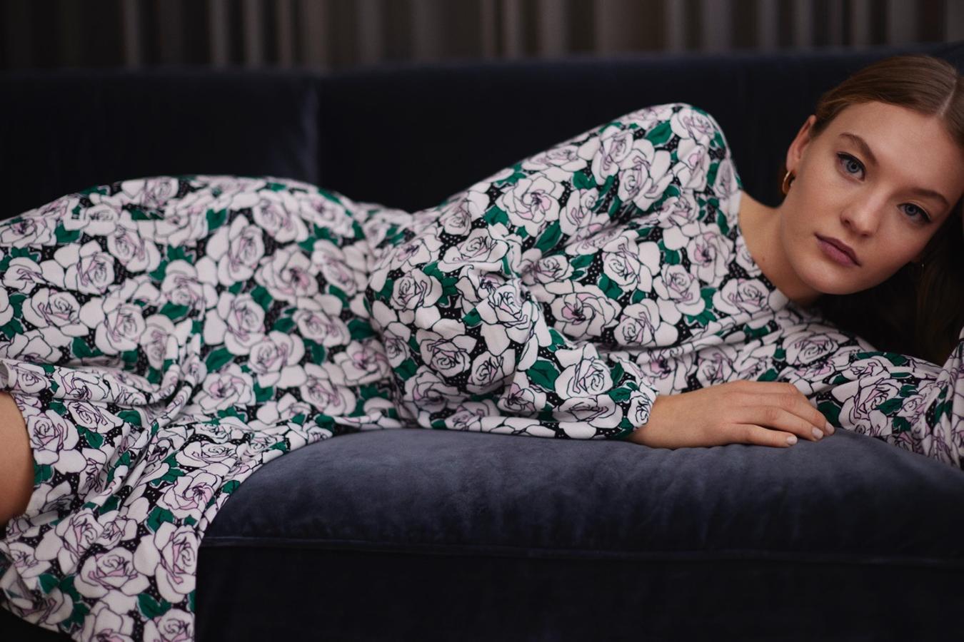 Esta primavera, nada de estampados mini: las flores se llevan en versión XXL y serán las protagonistas de tus looks más femeninos. Este vestido de Lefties cuesta 12.99 euros.