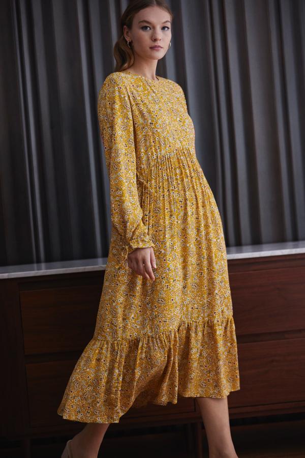 Estamos completamente enamoradas de este vestido midi de inspiración boho en amarillo con estampado paisley con flores. Cuesta 17.99 euros en Lefties.