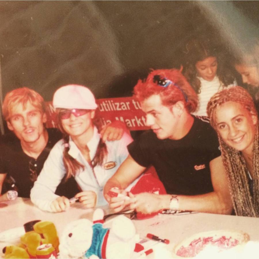 Tras ser eliminado de 'Operación Triunfo' Àlex formó parte del grupo musical Fórmula Abierta, junto a los exconcursantes del programa Geno Machado, Javián Antón y Mireia Montávez (y una participación fugaz de Juan Camús). Con ellos grabó el disco 'Aún hay más', publicado el 7 de junio de 2002, que incluyó el tema 'Te quiero más'. El grupo se unía siempre que tenía oportunidad para actuar en programas y fiestas. Siempre han mantenido una magnífica relación.