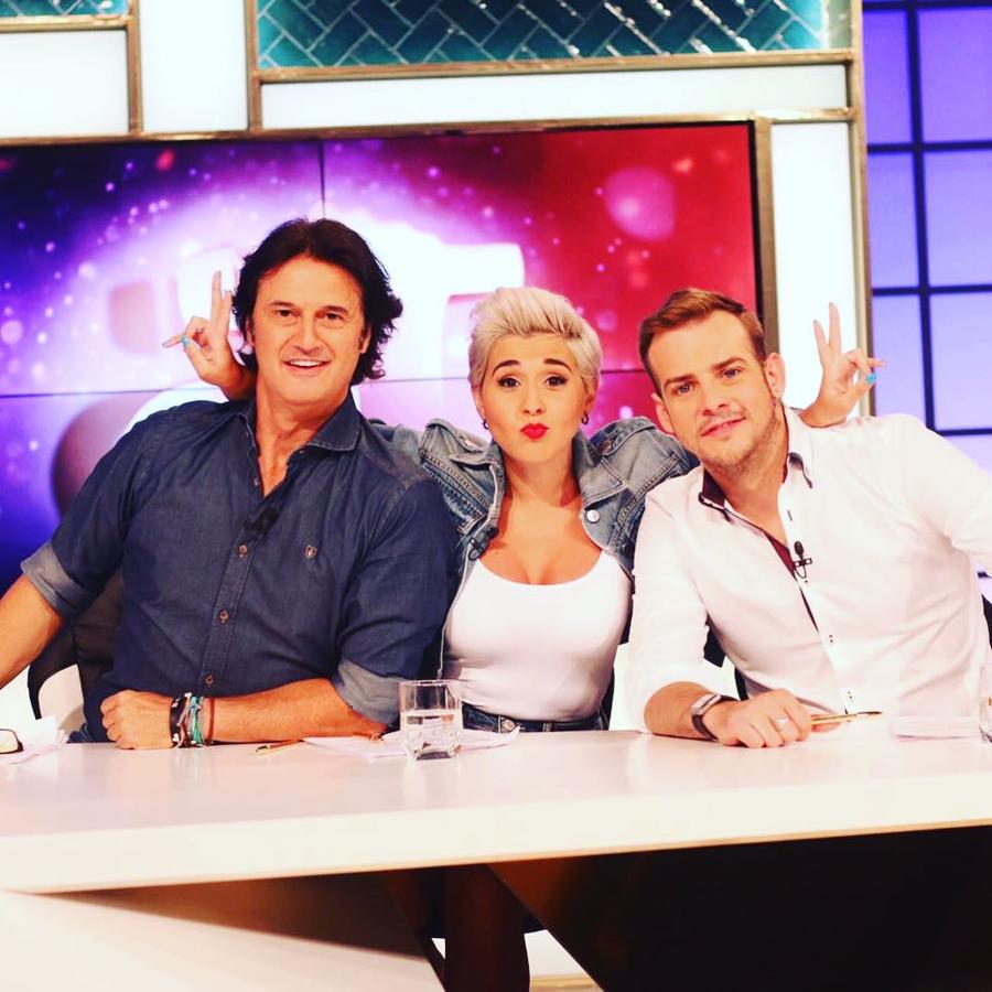 En 2006, Àlex Casademunt dió el salto a la pequeña pantalla como presentador de diferentes espacios, desde el programa infantil Los Lunnis a ¡Mira quién baila!, de TVE, o Crónicas marcianas, de Tele 5. Llegó incluso a actuar en series televisivas como La sopa boba, de Antena 3, junto a Lolita Flores y María Barranco. A lo largo de los años era habitual verlo como colaborador de todo tipo de programas. En la quinta edición de OT se encargaba del chat del concurso.