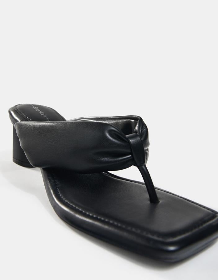 Con tacón cuadrado de 8 centímetros y punta cuadrada, estas sandalias negras con tira frontal acolchada es de Bershka y cuestan 25,99 euros. Está disponible entre los números 35 y 41.