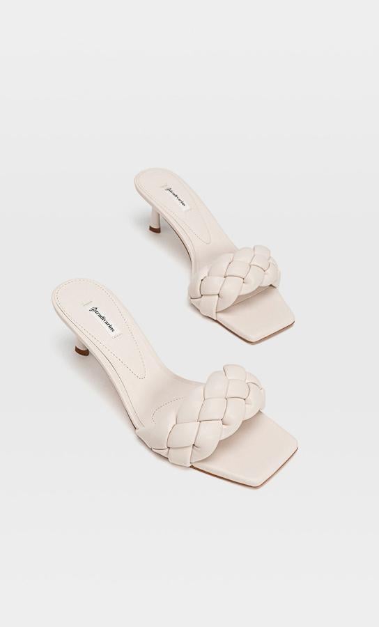 Disponible en negro, crudo y beige, estas sandalias de tacón con tira trenzada acolchada en el empeine son de Stradivarius y tienen un tacón de 6 centímetros. Cuestan 29,99 euros y están disponibles entre los números 36 y 41.