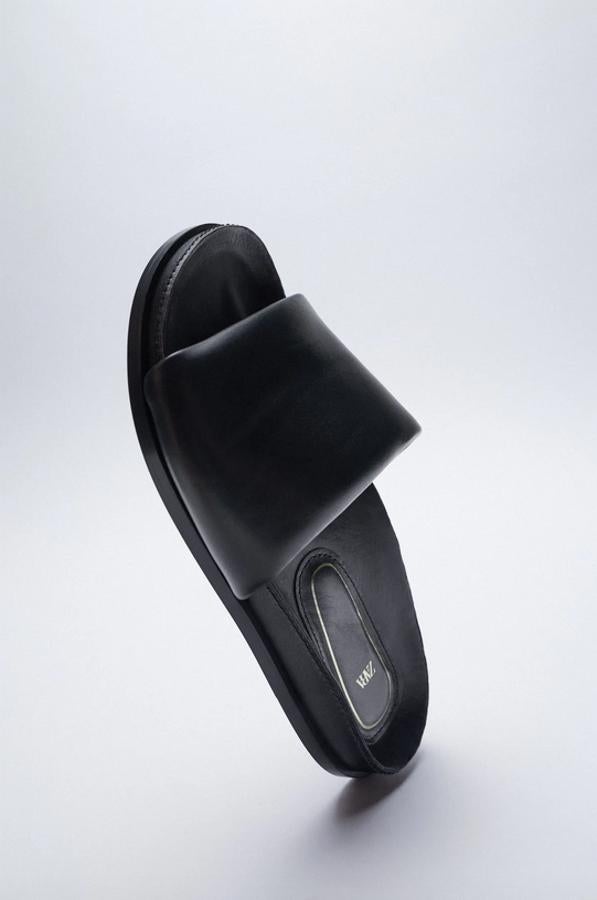 Con suela de 2 centímetros, estas sandalias negras de piel de Zara con tira ancha delantera acolchada tiene un precio de 35,95 euros y está disponible entre los números 35 y 42.