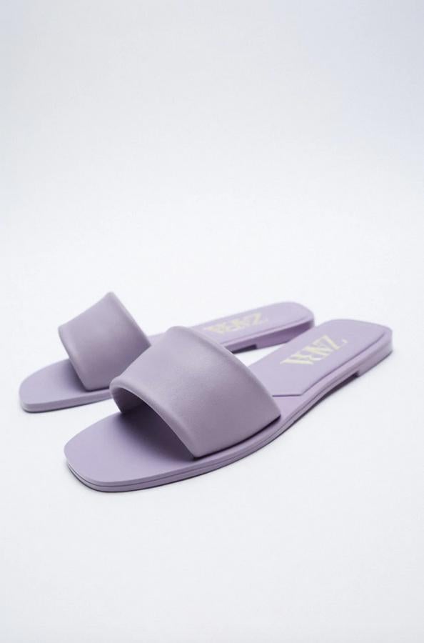 Disponible en lila, negro y gris visón, estas sandalias de piel de Zara vienen con una tira ancha acolchada en el empeine y punta y talón cuadrados. Cuesta 25,95 euros y está disponible entre los números 35 y 42.