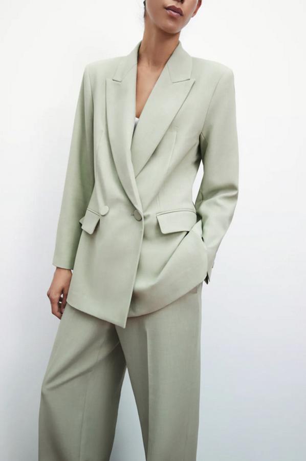 En verde claro, esta blazer cruzada entallada de Zara tiene cuello y solapa, mangas largas y hombros marcados. Con bolsillos laterales con solapa y cierre frontal cruzado con botones forrados a tono, está confeccionada con un 50% de poliéster reciclado y tiene un precio de 49,95 euros. Podemos encontrarla entre las tallas XS y XL.
