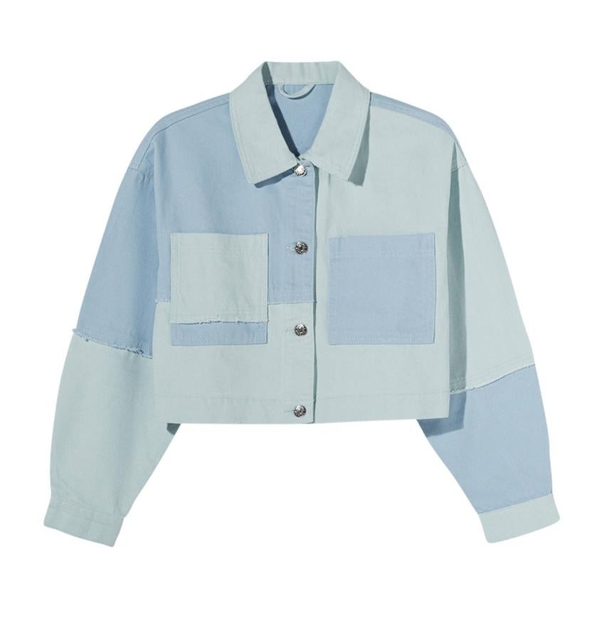 Cazadora corta vaquera con parches azules, de Bershka (25,99 €).