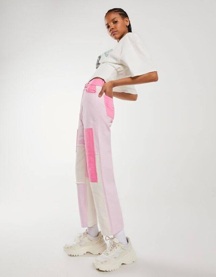 Vaqueros con parches rosas, de Bershka (25,99 €).