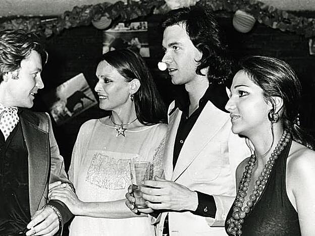 Durante años, CHaro vivió en el ambiente artístico de los número 1. EN la foto la vemos con Camilo Sexto, Lucía Bosé y Helmut Berger, en una fiesta en los años 70.