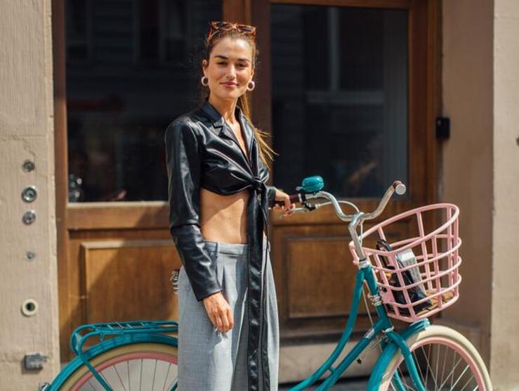Fotos: 9 looks del street style que confirman que los pantalones de talle bajo han vuelto