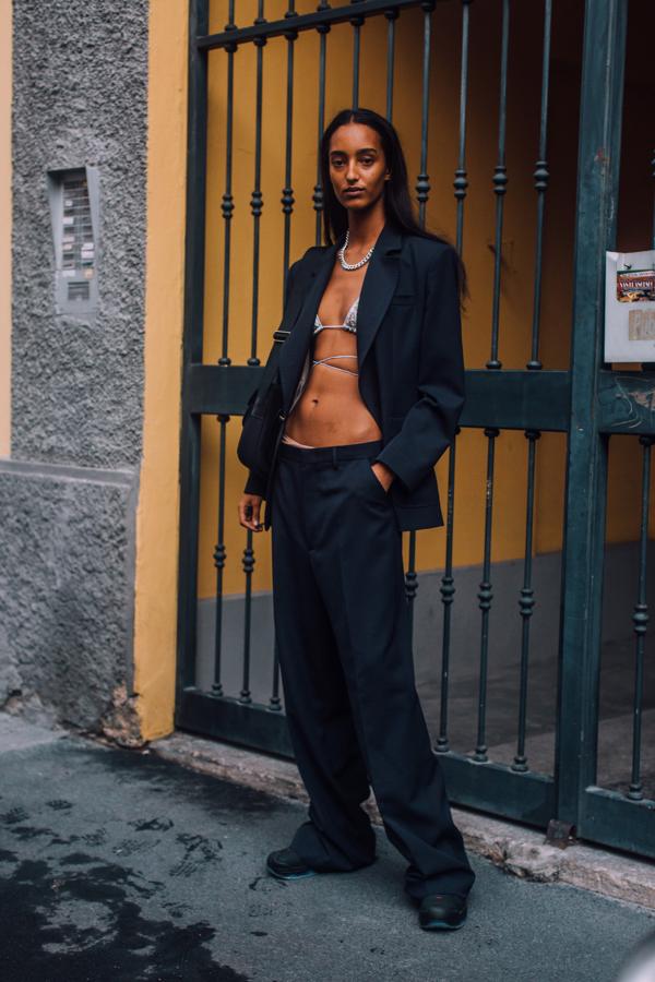 El talle bajo también es apto para los looks más elegantes como esta propuesta con un traje negro.