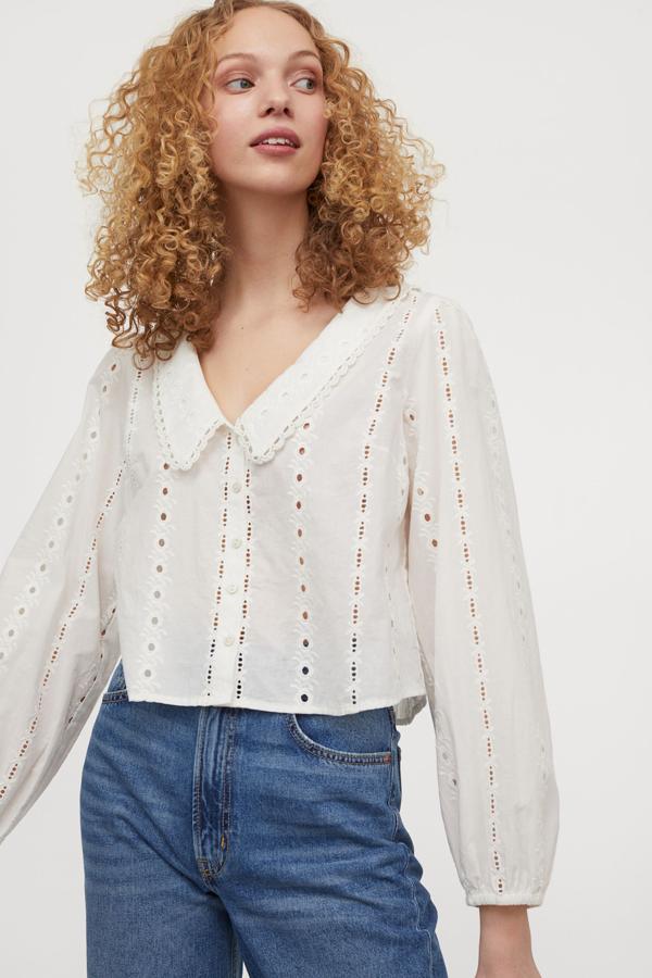 Blusa blanca calada de la nueva colección de H&M (29,99 euros)