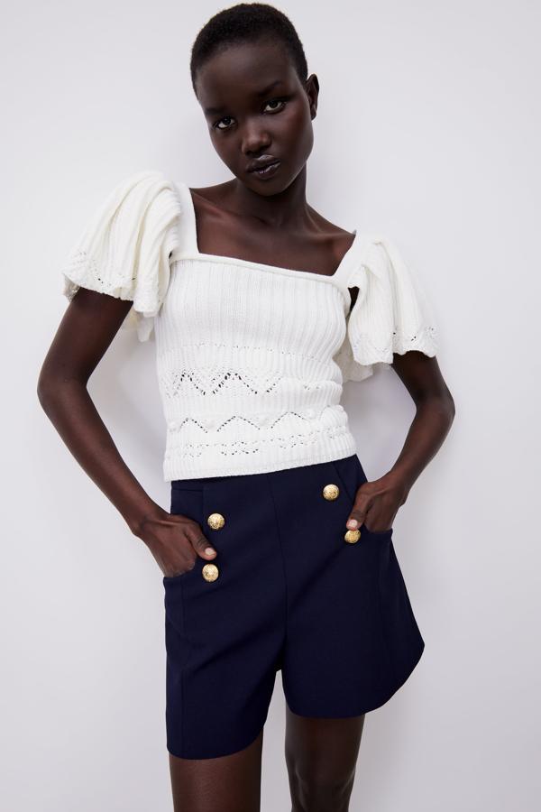 Top de punto calado con volantes en color blanco de la nueva colección de Zara (15,99 euros)