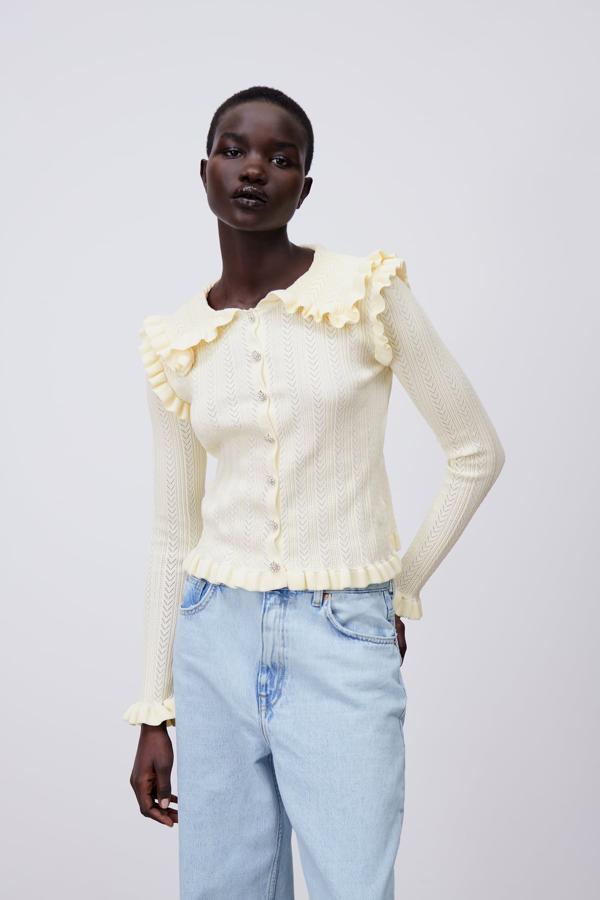 Chaqueta calada con volantes en color amarillo de la nueva colección de primavera de Zara (25,99 euros)