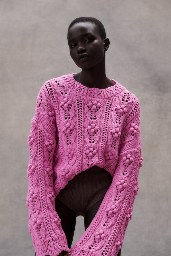 Jersey rosa con calados y mangas acampanadas de la nueva colección de primavera de Zara (29,99 euros)