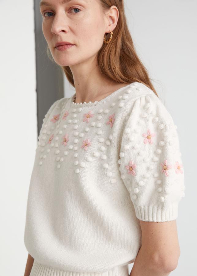 Jersey blanco con flores en relieve de la nueva colección de & Other Stories (69,99 euros)