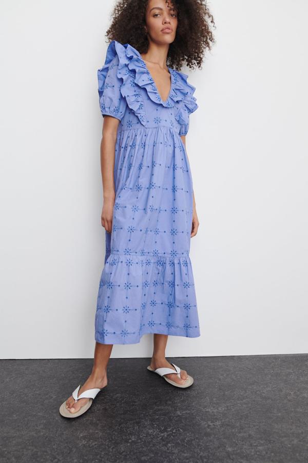 Vestido midi en color lavanada con calados de la nueva colección de primavera de Zara (39,99 euros)