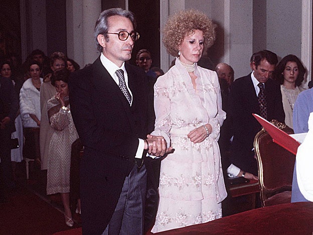 La Duquesa de Alba llevó un vestido de organza y un collar de perlas con varias perlas en su boda con Jesús Aguirre.