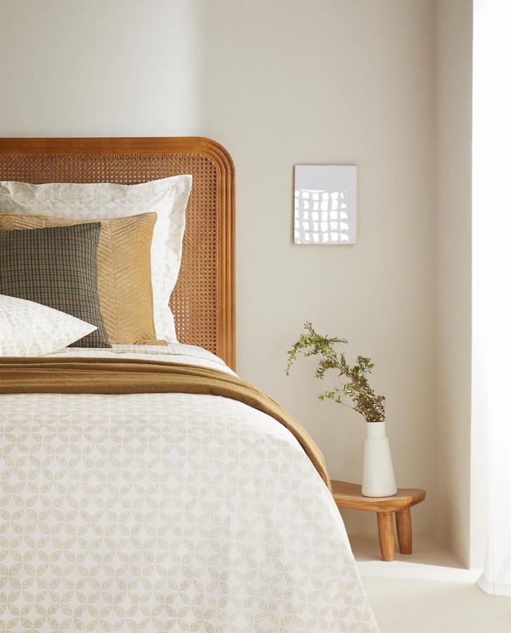 Elegante, atemporal y muy fácil de combinar, esta funda nórdica con motivos bordados en hilo de oro pasa de 39.99 a 29.99 euros (varios precios según el tamaño) en los Special Prices de Zara Home.