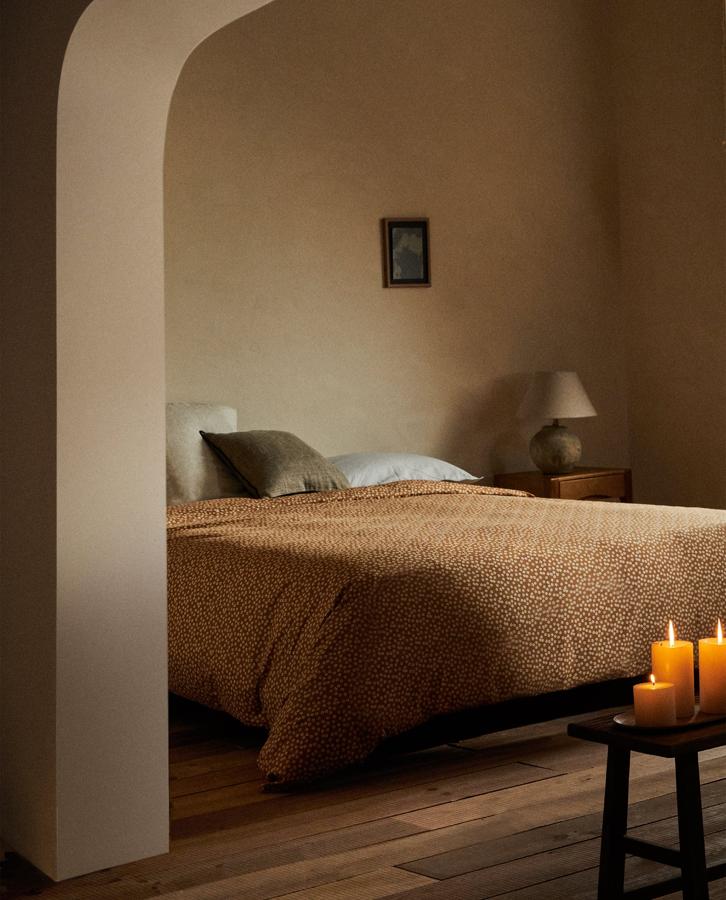 Las fundas de nórdico de Zara Home están rebajadas en los Special Prices de Zara Home. De varios tamaños, esta con estampado de microflores sobre fondo ocre pasa de 39.99 a 29.99 euros,