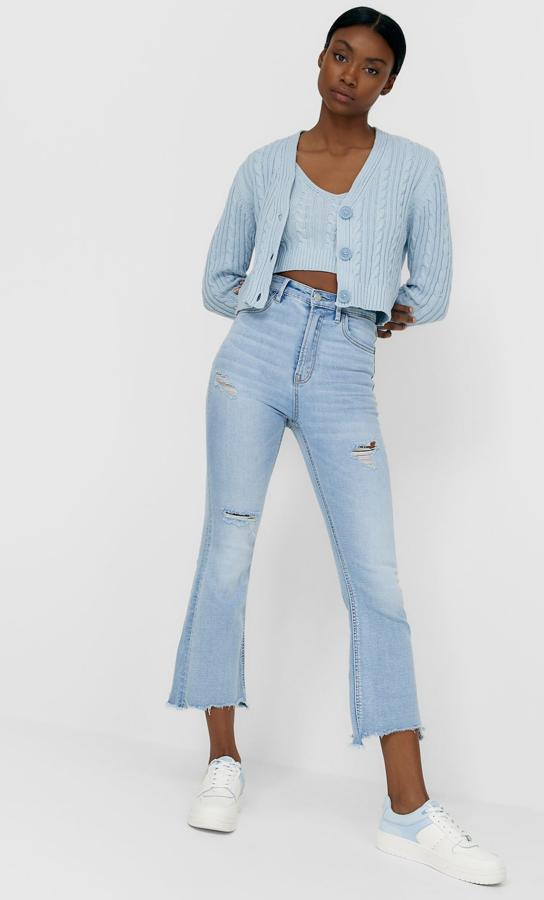 En color azul claro, estos jeans crop de tiro medio con tejido ligeramente elástico cuentan con bajo con efecto flare y cierre frontal mediante cremallera y botón metálico. Son de Stradivarius y tienen un precio de 19,99 euros.