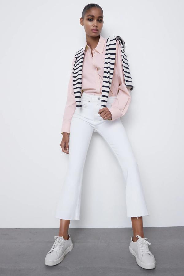 Disponibles en varios colores, estos jeans de tiro medio y bajo con efecto flare cuentan con un tejido ligeramente elástico que los hace de lo más favorecedores. Son de Zara y tienen un precio de 19,95 euros.