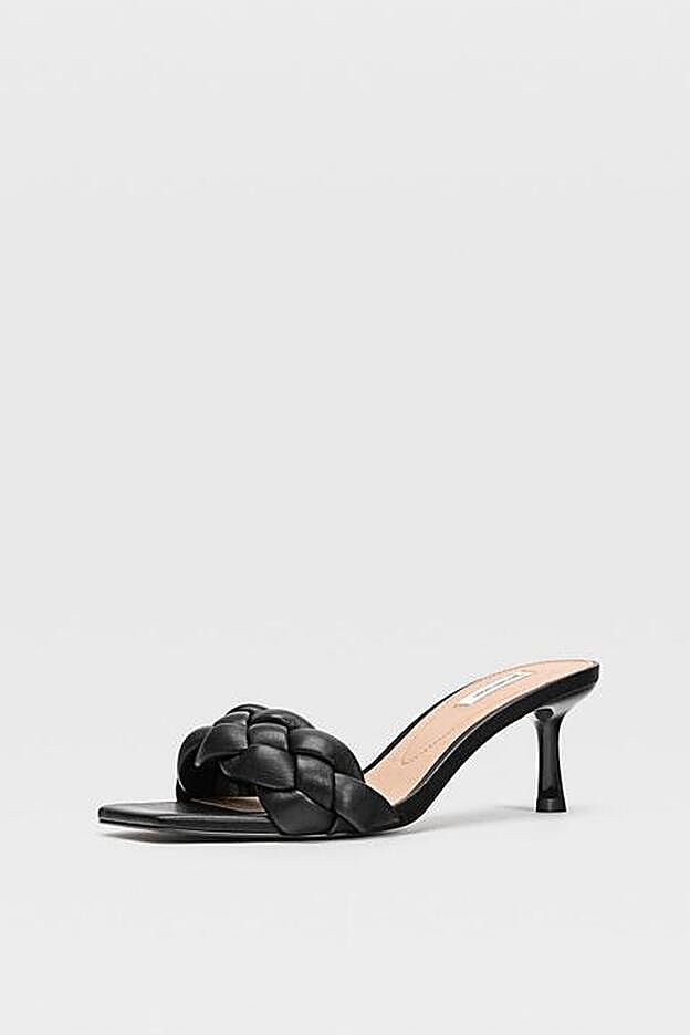 Con seis centímetros de altura, esta sandalia acolchada no solo será tu mejor compañero de batallas, además podrás lucirla con todo.